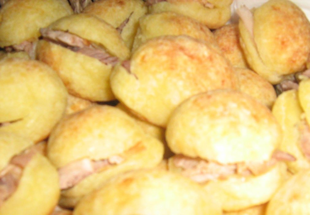 Pao de queijo recheado com pernil