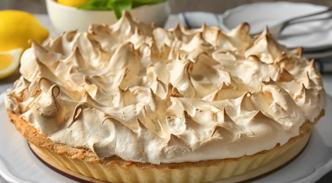 Torta de limao com recheio de suspiro