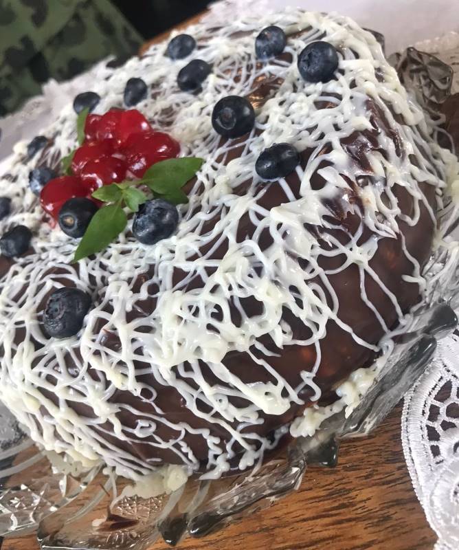 Torta doce de Lourdes decorada com cerejas