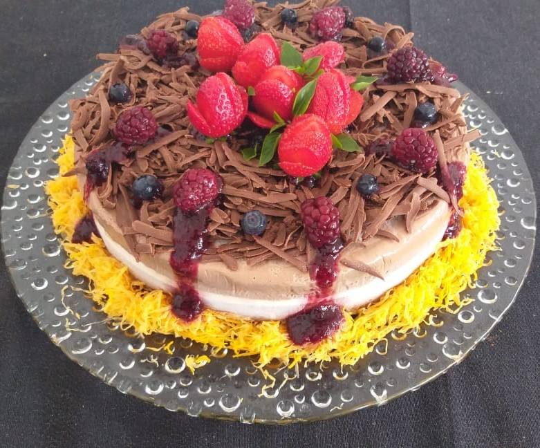 Torta doce tres amores decorada com morango