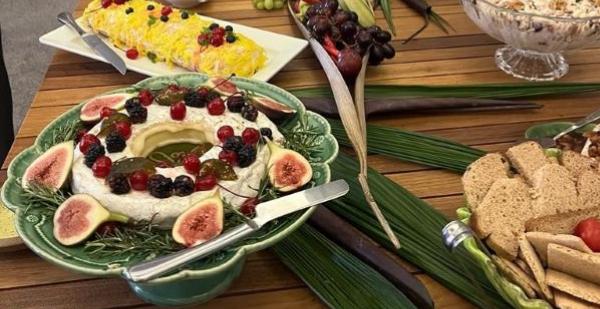 Mesa com paes, rocombole frio e pasta
