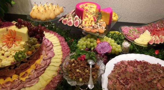 Mesa colorida com frios diversos e prato frio de carne