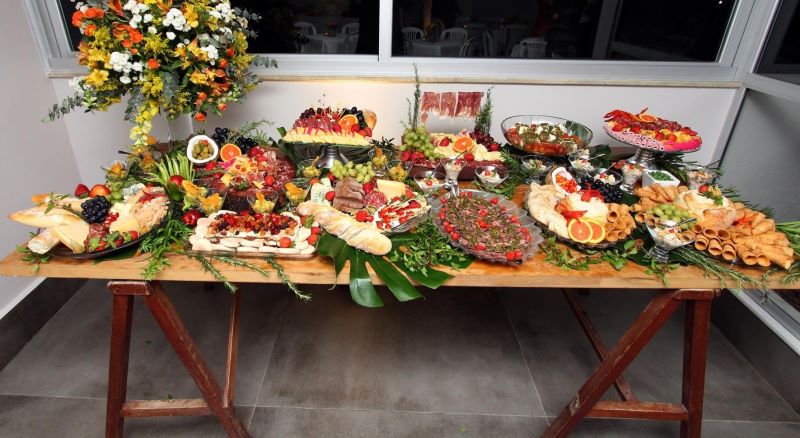 Mesa colorida com pratos frios e antepastos