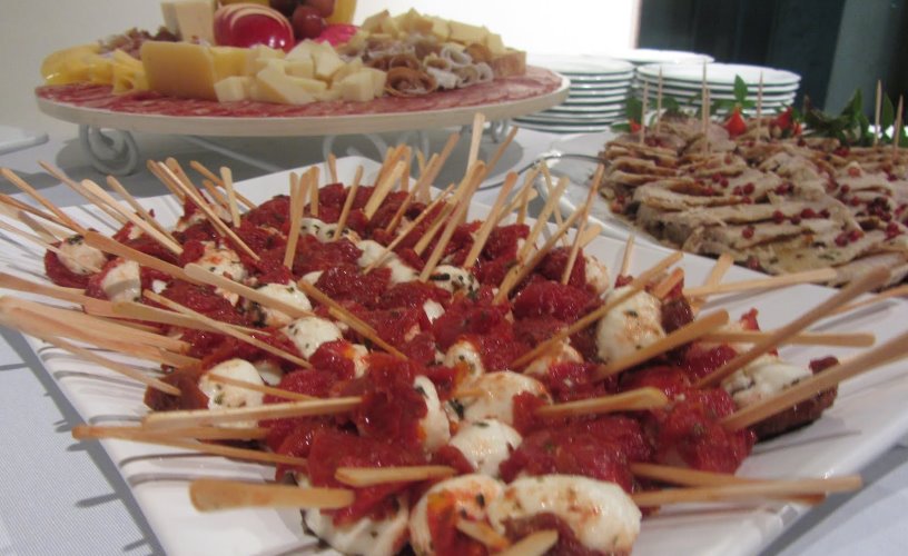 Prato com espetos de tomate seco e mussarela de bufala