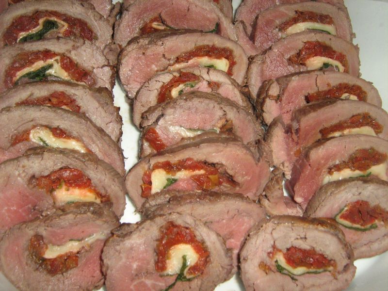 Prato de carne de file com tomate seco e queijo