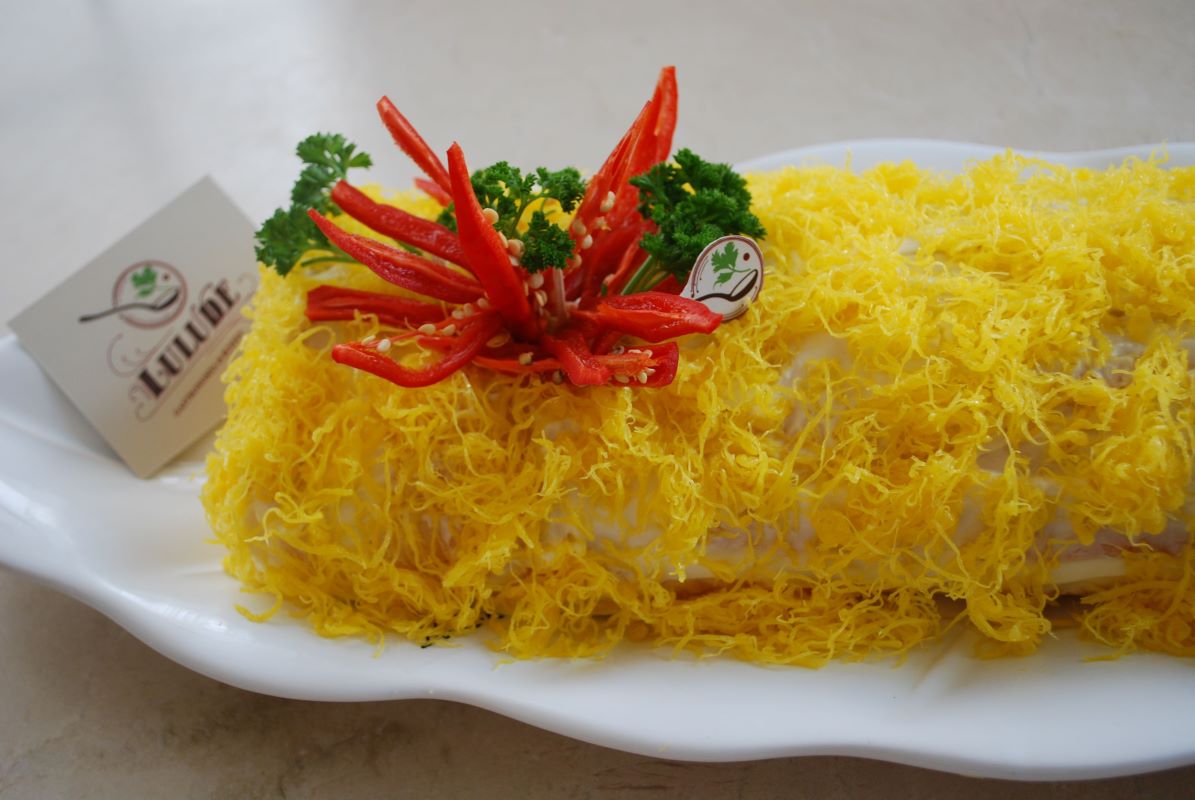 Rocombole salgado frio decorado com fios de ovos