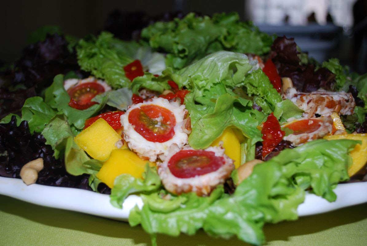 Salada de folhas com manga e tomatinho