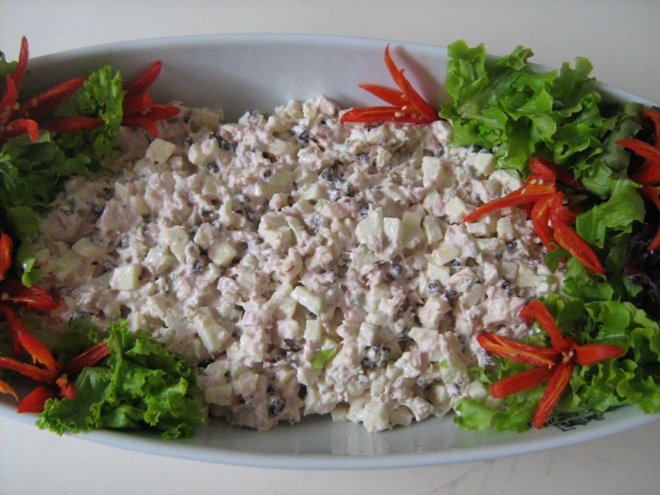 Prato de salada de maça com aipo e passas