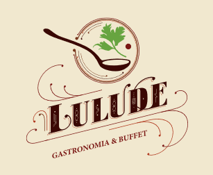 Logo do Buffet Lulude, cor creme, letras em marrom, desenho de uma colher com tempero