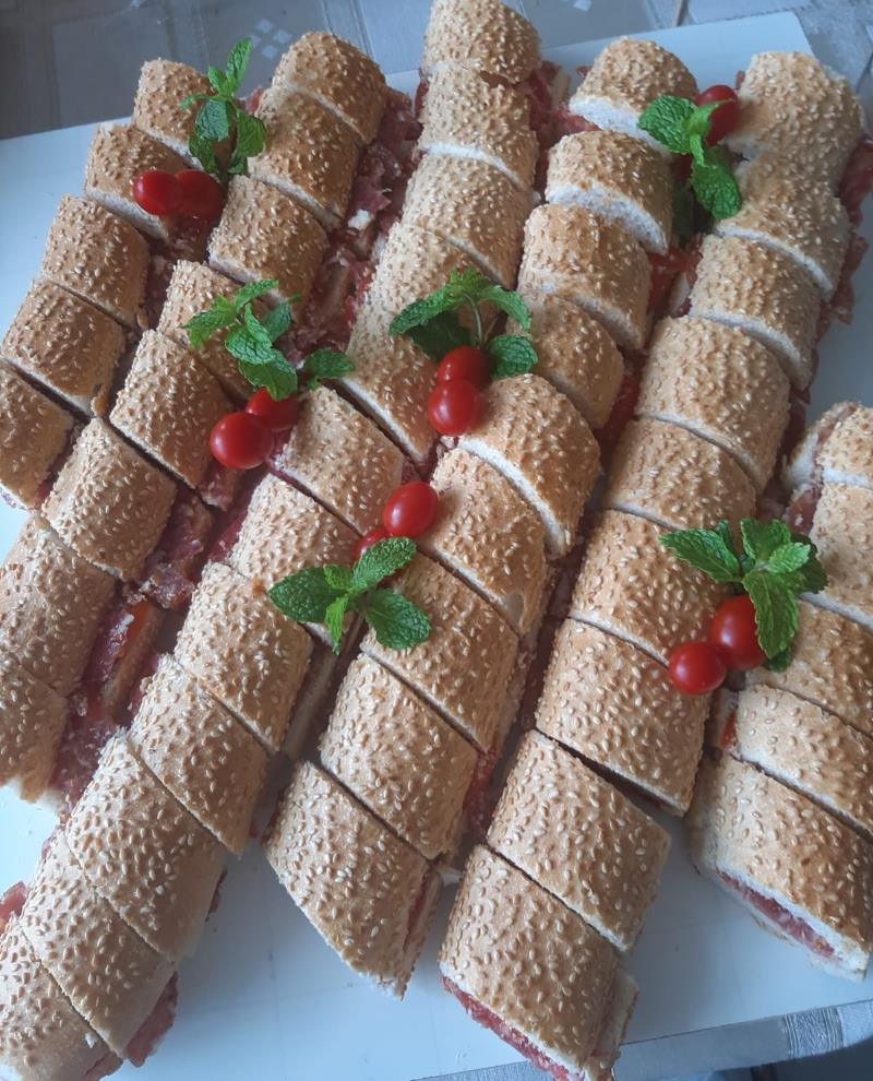 Sanduiches de baguete com salaminho