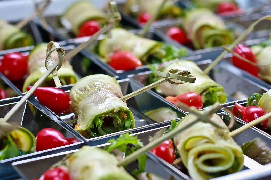 Tira gosto de abobrinha enrolado com carpaccio