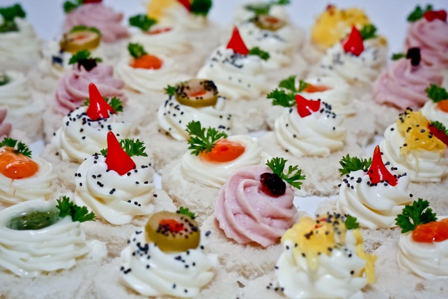 Canapes coloridos com pasta