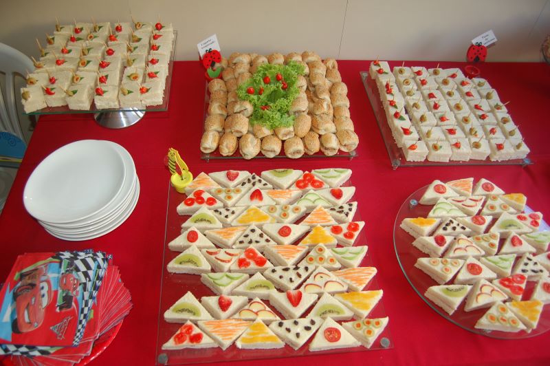 Mesa com mini sanduiches coloridos