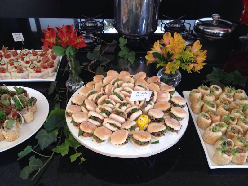 Mesa com mini hamburguers