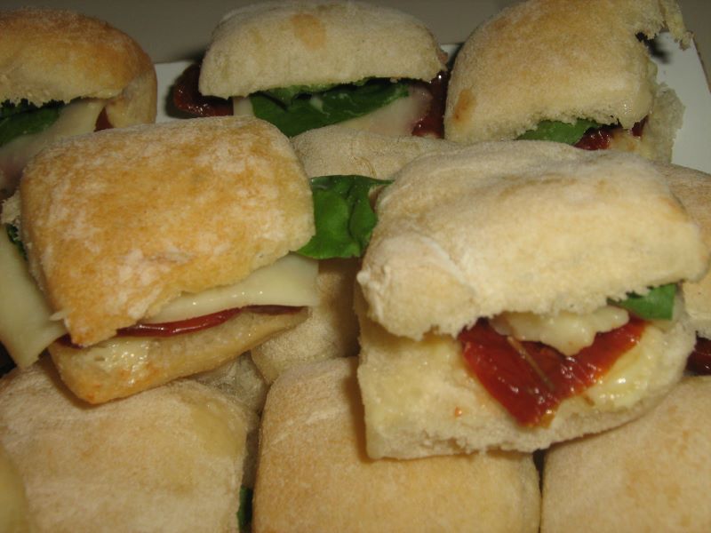 Mini sanduiches de ciabata e tomate seco