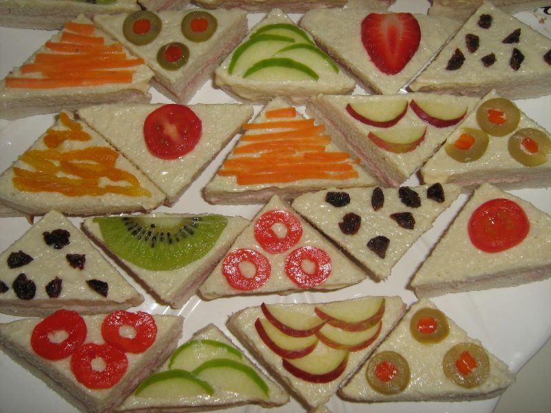 Sanduiches retangular decorado com frutas diversas ou azeitonas ou cenouras